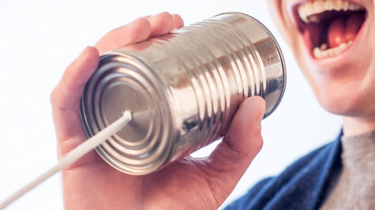 Foto van man met blikje als telefoon